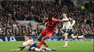 חלוץ ליברפול אלכסנדר איסק כובש מול טוטנהאם