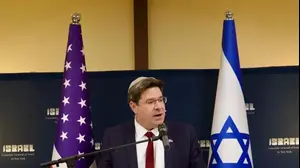 הקונסול הכללי בניו יורק אופיר אקוניס באירוע הדלקת נר שמיני של חנוכה