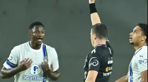 מוחמד עלי קמארה שחקן מכבי תל אביב רואה כרטיס אדום