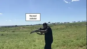 נוויד אכרם יורה במהלך אימון נשק בסוף אוקטובר 2025