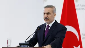 שר החוץ של טורקיה האקן פידאן במסיבת עיתונאים בדמשק, 22 בדצמבר 2025