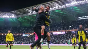 זיו בן שימול שחקן בית"ר ירושלים חוגג עם מאמנו ברק יצחקי