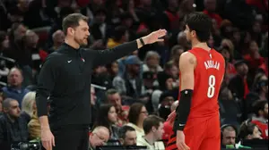 שחקן פורטלנד טריילבלייזרס דני אבדיה עם מאמנו טיאגו ספליטר