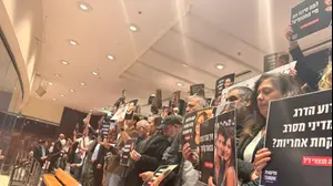 עשרות משפחות שכולות ומשפחות חטופים ביציע מליאת הכנסת לקראת ההצבעה על חוק ועדת החקירה של אירועי שבעה באוקטובר, 24 בדצמבר 2025