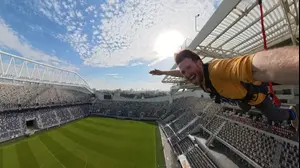 OPA SkyField פארק אקסטרים על גג אצטדיון בלומפילד