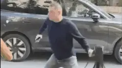 מפגינים מתעמתים באלימות מחוץ לביתה של הפצ"רית.