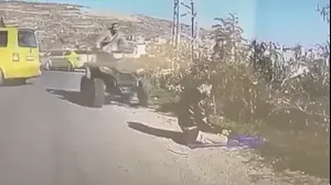 מתנחל דורס ערבי בזמן תפילה. 25 בדצמבר 2025