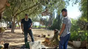 בני משפחתו של החלל גור קהתי מסירים את המציבה מקברו