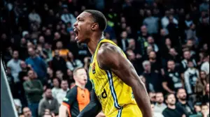 לוני ווקר שחקן מכבי תל אביב חוגג