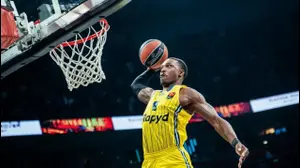 לוני ווקר שחקן מכבי תל אביב מטביע