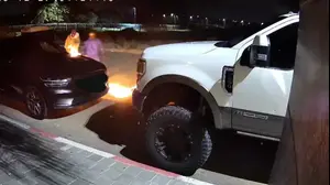 חשודים מציתים רכבים ביישוב גבעות בר.