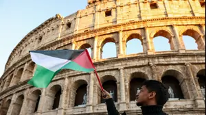 מפגין עם דגל פלסטין על רקע הקולוסאום ברומא, איטליה, 8 באוקטובר 2025