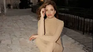 נועה תשבי לובשת מאדר אוף אול בירושלים