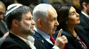 רה"מ בנימין נתניהו, מירי רגב, שרת התחבורה, בצלאל סמוטריץ' שר האוצר, טקס הארכת הקו האדום של הרכבת הקלה לראשון לציון, 25 בדצמבר 2025