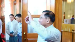 מנהיג החונטה של ​​מיאנמר, מין אונג הלאינג, מציג את אצבעו המסומנת בדיו לאחר שהצביע בנייפייטאו, מיאנמר, 28 בדצמבר 2025