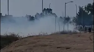 עימותים בטארבין, אבנים נזרקים לעבר כוחות המשטרה שיורה גז מדמיע לעבר הצעירים