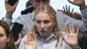 סופי טרנר בסדרה "Steal"