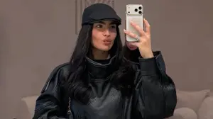 ספיר אביסרור לובשת ז׳קט עור של זארה