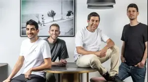 מייסדי וויז: רועי רזניק (מימין), עמי לוטבק, אסף רפפורט וינון קוסטיקה