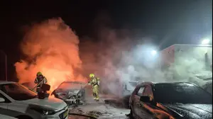 חמישה רכבים עלו באש בחניון ביישוב להבים