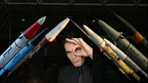 אתוס סלומה על רקע טילים איראניים שמוצגים במוזיאון הכוח האווירי של משמרות המהפכה בטהראן, איראן