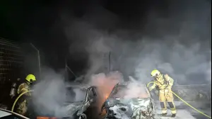 כוחות הכיבוי במגרש החנייה בתחנת הדלק בכניסה ללהבים