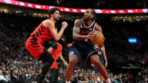 שחקן פורטלנד טרייבלייזרס דני אבדיה שומר על שחקן לוס אנג'לס קליפרס קוואי לאונרד