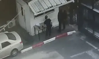 השומר נגח בנער