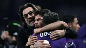 מנור סולומון שחקן פיורנטינה חוגג עם המגן דודו ועם המאמן פאולו ואנולי