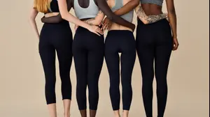 צורות שונות של ישבנים במכנסי יוגה