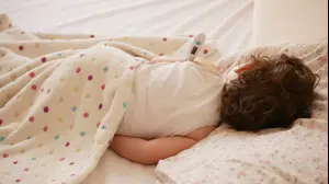 ילדה חולה ישנה