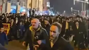 צוות כאן חדשות מותקף במהלך סיקור הפגנת החרדים נגד חוק הפטור מגיוס בירושלים