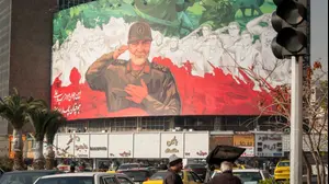 שלט חוצות עם איור של קאסם סולימאני בטהראן, איראן