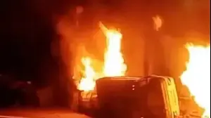 מכונית שרופה במהלך מהומות במחוז לורסטן, איראן