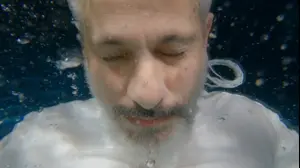 "סיכוי להינצל: מסע אל תוך האור והחושך של אביתר בנאי"