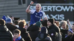 שחקן מקלספילד טאון, ג'וש קיי, חוגג עם האוהדים