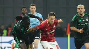 איגור זלאטנוביץ' שחקן הפועל באר שבע מול פיטר אגבה שחקן מכבי חיפה