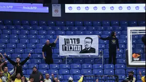 מחאת אוהדי מכבי תל אביב נגד ההנהלה, עם השלט "פדרמן תמכור"