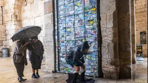 נשים עם מטריות, שער יפו, 13 בינואר 2026