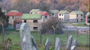 מבנים בכפר אימבר המשמשים כיום לאימונים צבאיים