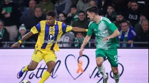 ילה בטאי שחקן מכבי חיפה מול הליו וארלה שחקן מכבי תל אביב