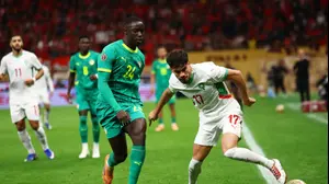 שחקן נבחרת מרוקו עז עבדה מול שחקן נבחרת סנגל אנטואן מנדי