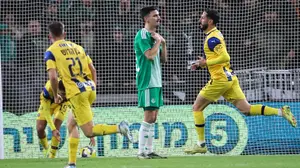 שגיב יחזקאל שחקן מכבי תל אביב חוגג שער מול ילה בטאי שחקן מכבי חיפה