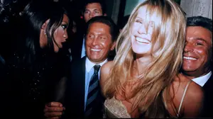 מעצבי האופנה ולנטינו בשנת 1995 ברומא, לצד נעמי קמפבל ואל מקפירסון