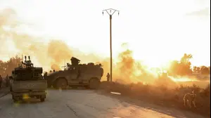 כוחות סוריים מחוץ לכלא א-רקה, סוריה, 19 בינואר 2026