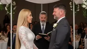 סתיו קצין ובן זוגה מתחת לחופה, תמונה שיוצרה באמצעות AI