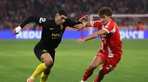 טום בישוף שחקן באיירן מינכן מול ענאן חלאילי שחקן אוניון סן ז'ילואז