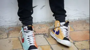 צעיר עם אזיקים על רגליו