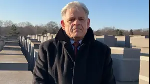 הכומר הגרמני קאי הס, נכדו של רודולף הס מפקד מחנה ההשמדה אושוויץ, בריאיון עם העיתונאי שגיא בן נון, כתב וואלה, ינואר 2026, באנדרטת השואה בברלין