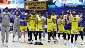 שחקני מכבי תל אביב חוגגים